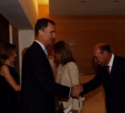 Su Majestad el Rey recibe el saludo del presidente de la Fundación Príncipe de Girona, Antoni Esteve